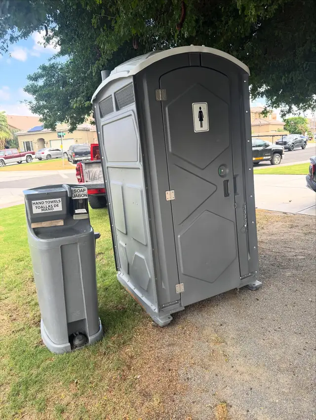 Porta potty with handwashing station